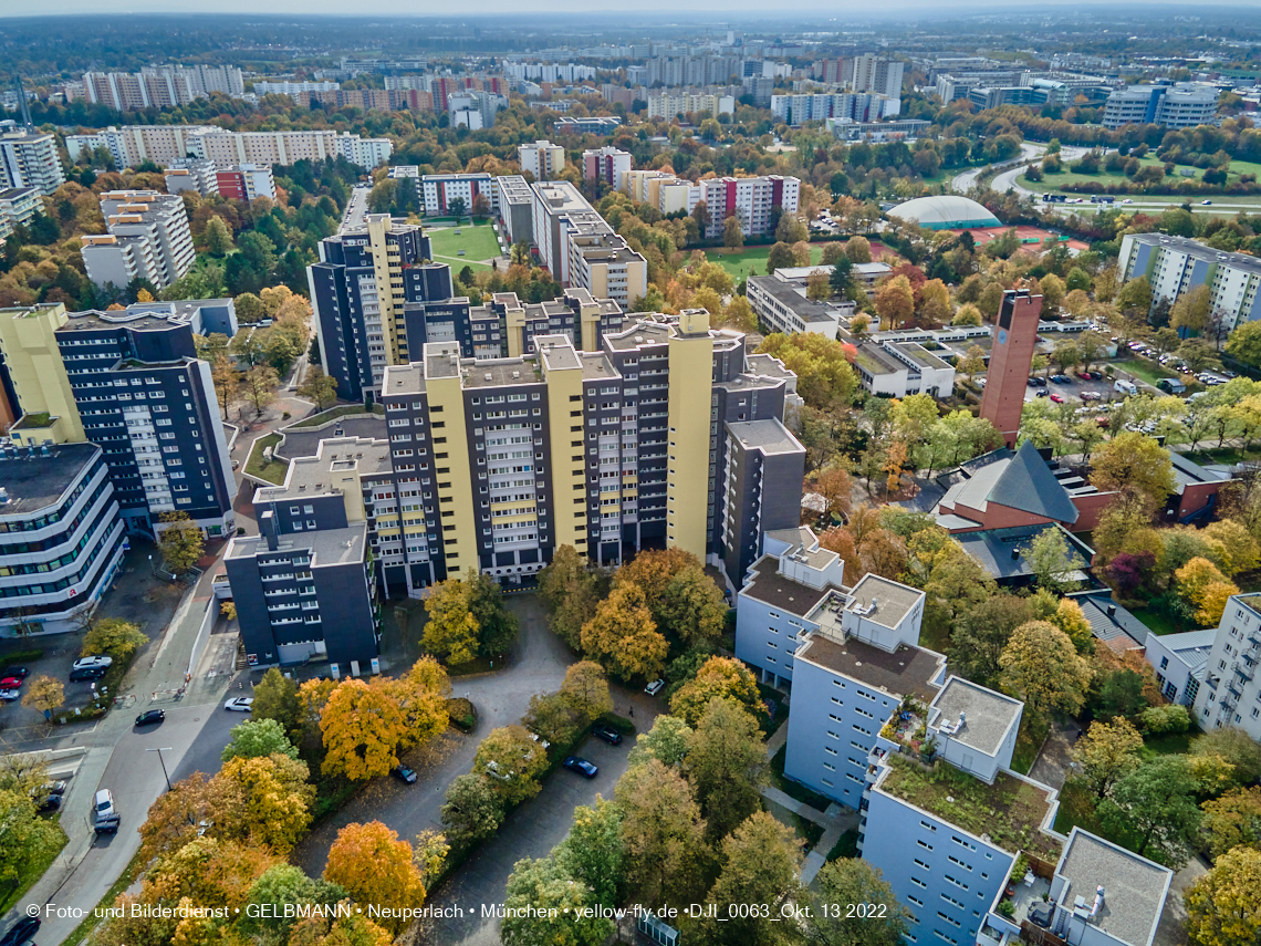 13.10.2022 - Das Marx-Zentrum und Wohnanlage Karl-Marx-Ring 52-62 in Neuperlach